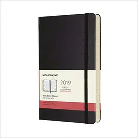 12M DAILY LARGE BLACK HARD COVER 2019 (DHB12DC3Y19)