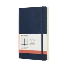 12M DAILY LARGE SAPPHIRE BLUE SOFT COVER 2019 (DSB2012DC3Y19)