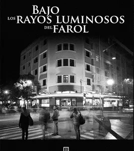 BAJO LOS RAYOS LUMINOSOS DEL FAROL